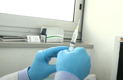 Проведение кодирования Вивитролом в Радужном Шприц с Вивитролом в руках у врача